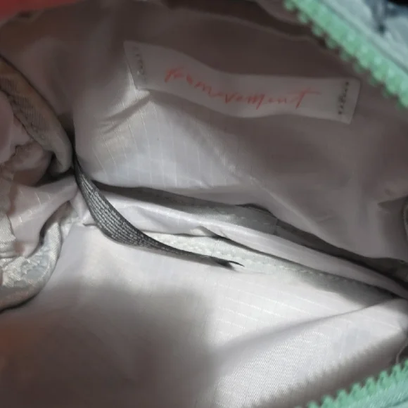 FP Movement Free People Quilted Puffer Pouch Green Glow Green Makeup Bag NEW - Picture 3 of 5